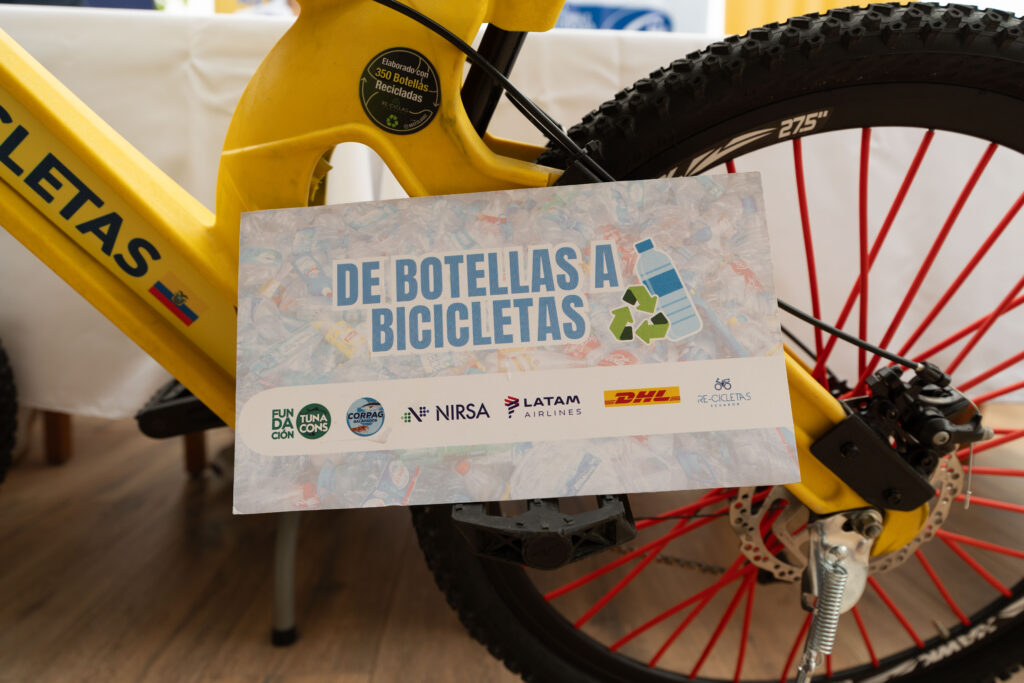 En un esfuerzo que conecta conservación marina, innovación y economía circular, NIRSA y Fundación TUNACONS realizaron la entrega simbólica de dos bicicletas fabricadas con plástico reciclado recolectado en limpiezas comunitarias en Galápagos y Guayaquil. 