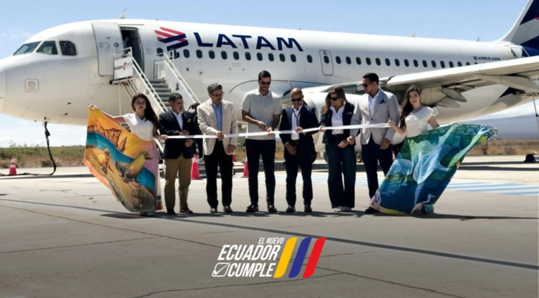 Ecuador celebró un avance trascendental en su conectividad aérea con el vuelo inaugural de la ruta Cuenca – Galápagos.