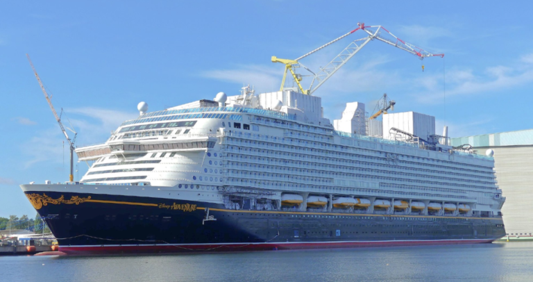 Disney Cruise Line recibió oficialmente el Disney Adventure, su barco más grande hasta la fecha, durante una ceremonia realizada el 18 de diciembre de 2025 en el astillero Meyer Werft, en Papenburg, Alemania.