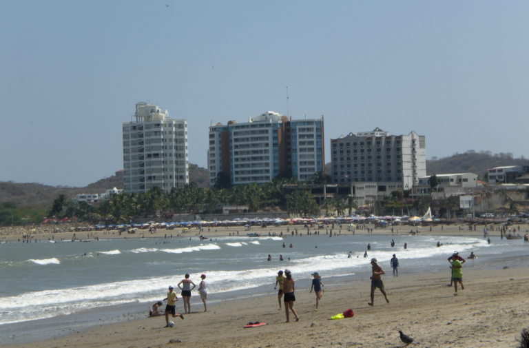 La Secretaría Nacional de Gestión de Riesgos emitió una alerta oficial por condiciones peligrosas de oleaje en la costa ecuatoriana, disponiendo bandera roja en 29 playas del país entre el 5 y el 7 de diciembre de 2025.
