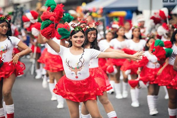El programa municipal “Envuélvete de Navidad” transformó durante tres días la Plaza de la Administración en un espacio de convivencia, cultura y tradición.