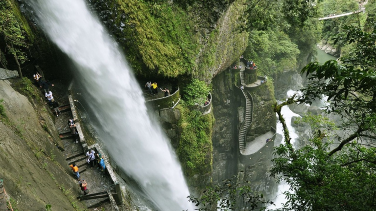 El cantón tungurahuense registró el 100 % de ocupación hotelera y una masiva afluencia de turistas que llegaron para despedir el 2025 y dar la bienvenida al 2026 en un ambiente festivo, seguro y cargado de tradición.