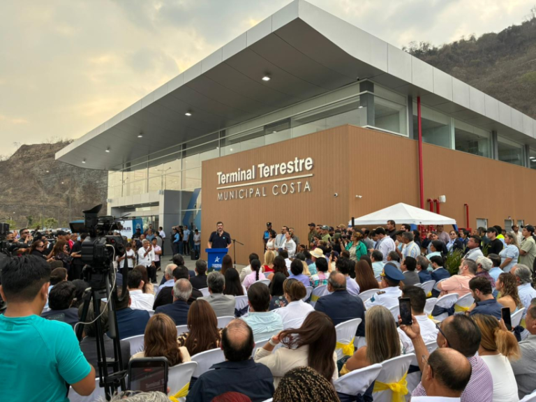 La nueva terminal, ubicada en la vía Perimetral, ordena la salida hacia los balnearios del Guayas y Santa Elena y mejora la movilidad interprovincial tras años de espera.