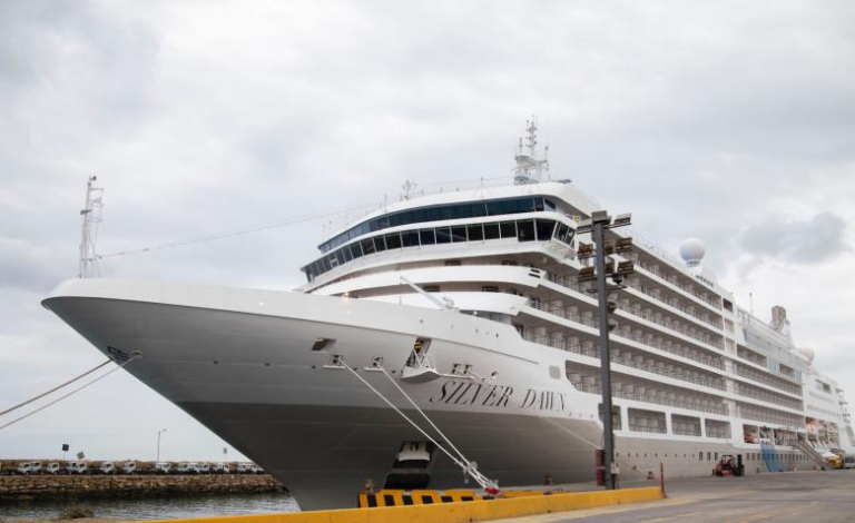 Con un tonelaje bruto de 40.700 toneladas, el Silver Dawn llegó con pasajeros provenientes de mercados clave como Estados Unidos, Reino Unido, Canadá, Alemania y España, entre otros.