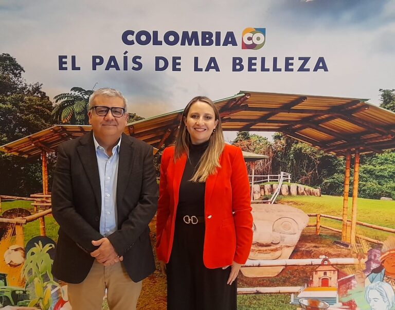 Santiago Viera, Director de ProColombia en Ecuador (2018-2025), junto a Patricia Salinas, Especialista Senior de Turismo. Durante su gestión, conformaron un equipo estratégico que logró cifras récord en el flujo de viajeros entre ambas naciones.