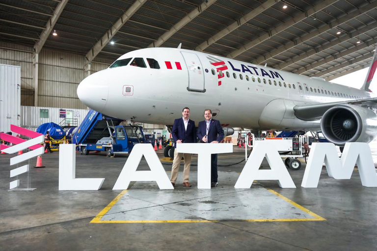 De acuerdo con el informe de Oxford Economics, elaborado en 2024 y publicado en 2025, LATAM Airlines generó una contribución total de USD 1.800 millones al Producto Interno Bruto del país durante 2024, equivalente al 1,4 % de la economía nacional.