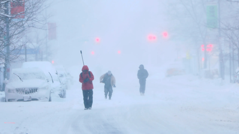 La intensa tormenta invernal que afecta al noreste de Estados Unidos mantiene suspendidos por tercer día consecutivo los vuelos directos entre Guayaquil y Nueva York.
