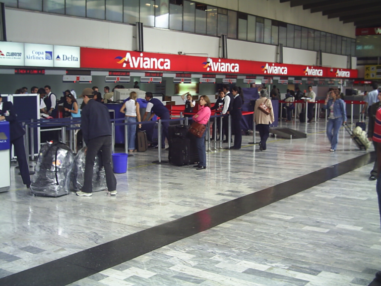 Avianca alertó sobre las graves afectaciones que podría generar al transporte aéreo y al turismo una eventual huelga convocada por la Organización Sindical de Empleados de Migración Colombia.