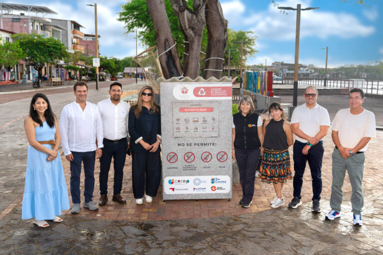 de izquierda a derecha) María José Hernandez, Directora de Sostenibilidad de CIP; Camilo Pinzón, Director Ejecutivo de CEREP; Rolando Caiza, Alcalde de San Cristóbal; Mónica Fistrovic, CEO de LATAM Airlines Ecuador; Paulina Romo, Presidenta de Grupo Entregas; Johanna Rosales, Directora de Triple Impacto de Vertmonde; Pablo Macías, Representante Legal de CEREP; Marco Oviedo, Director de Ambiente del GAD de San Cristóbal.