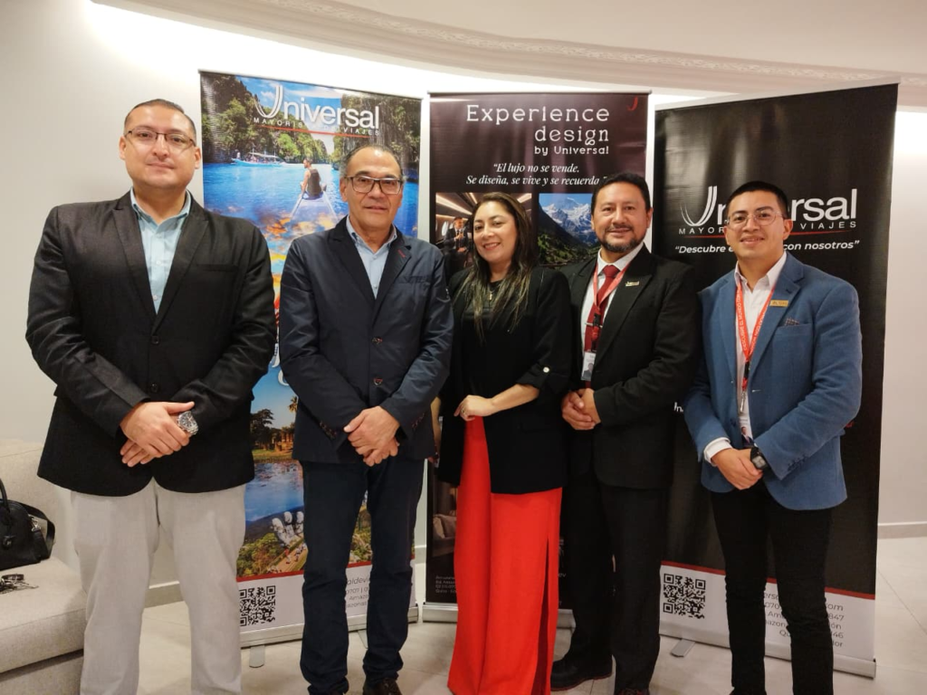 Equipo de la mayorista de turismo Universal de Viajes junto a Víctor Manuel Jiménez González, delegado comercial de TUI para Latinoamérica.