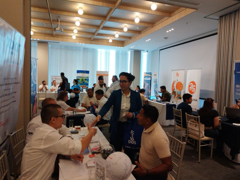 Los agentes de viajes se vieron interesados en conocer de primera mano las novedades que las mayoristas, aerolíneas, hoteles y operadores tienen para la temporada 2026.