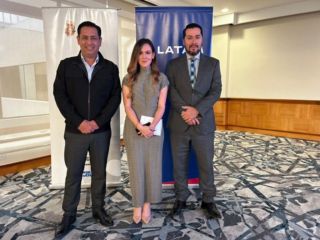 Desde izq. Juan Pablo Vanegas, presidente de la Cámara de Turismo del Azuay; Lorena Guillén, directora ejecutiva de la Fundación Turismo de Cuenca y José Luis Aguilar, director de la Corporación Aeroportuaria de Cuenca.