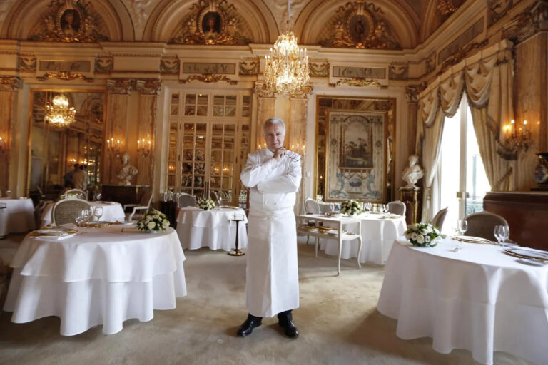 RESTAURANTES DE HOTEL CON TRES ESTRELLAS MICHELIN REDEFINEN EL LUJO Y TRANSFORMAN EL VIAJE GASTRONÓMICO Muy pocos hoteles en el mundo tienen restaurantes con tres estrellas Michelin, la máxima distinción que entrega la guía.