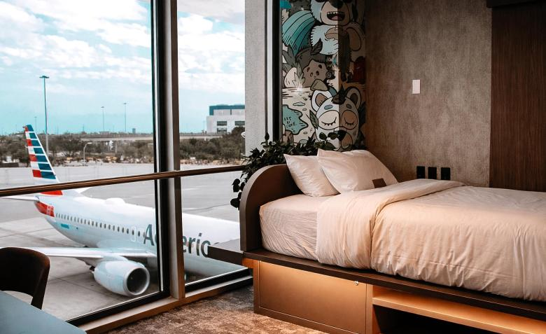 Ubicadas inicialmente en la terminal D del aeropuerto, las instalaciones cuentan con 15 suites privadas que pueden alojar entre uno y cuatro huéspedes.