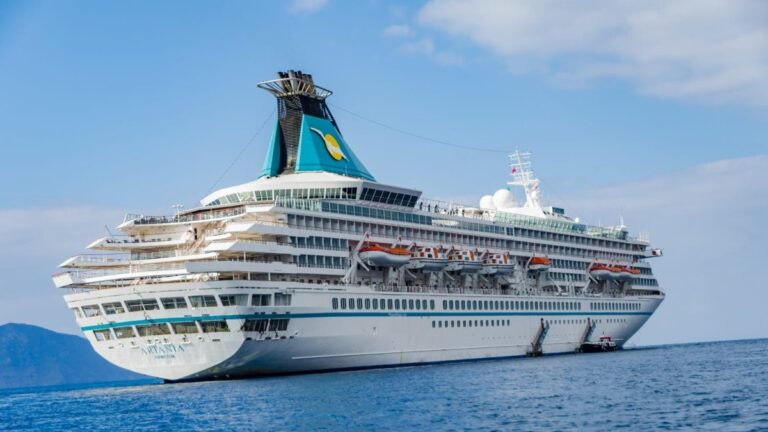 ESMERALDAS RETOMA PROTAGONISMO TURÍSTICO CON ARRIBO DEL CRUCERO MS ARTANIA TRAS SIETE AÑOS El barco atracó a las 7:00 en el Puerto de Esmeraldas, bajo el mando del capitán Hansen Morten, con más de 20 años de experiencia en la empresa naviera.