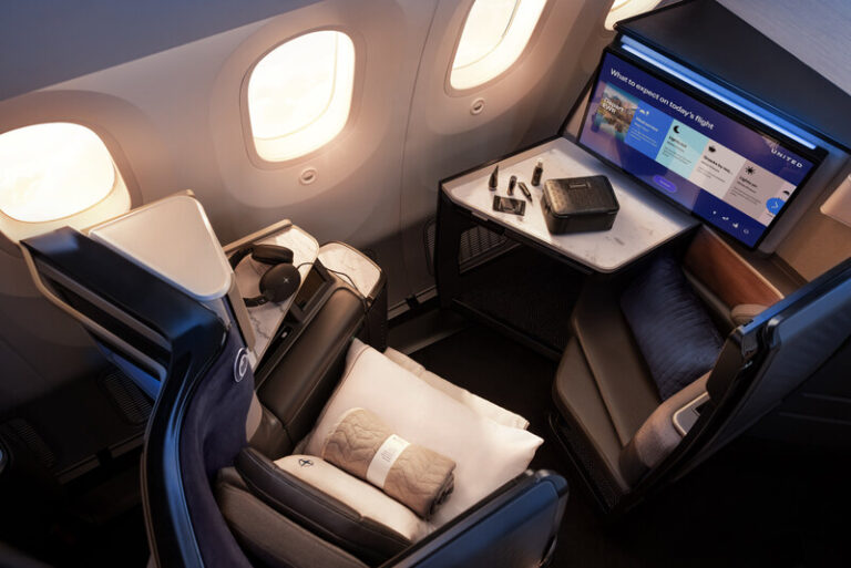 UNITED ELEVA LA EXPERIENCIA PREMIUM CON SU NUEVO BOEING 787-9 DREAMLINER Y ABRE VENTAS PARA RUTAS INTERNACIONALES CLAVE Los asientos de clase ejecutiva más espaciosos de United.
