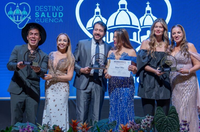 Representantes del sector médico, empresarial y turístico participaron en la presentación de la plataforma “Destino Salud Cuenca” en el Teatro Sucre. Cortesía