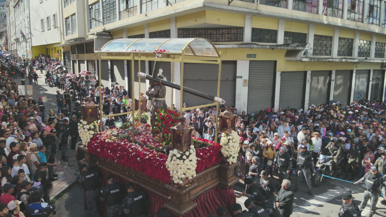 Localidades como Puéllaro, Alangasí y La Merced preservan celebraciones que combinan religiosidad popular, simbolismo y participación comunitaria, convirtiéndose en un atractivo cultural que cada año convoca a cientos de visitantes.