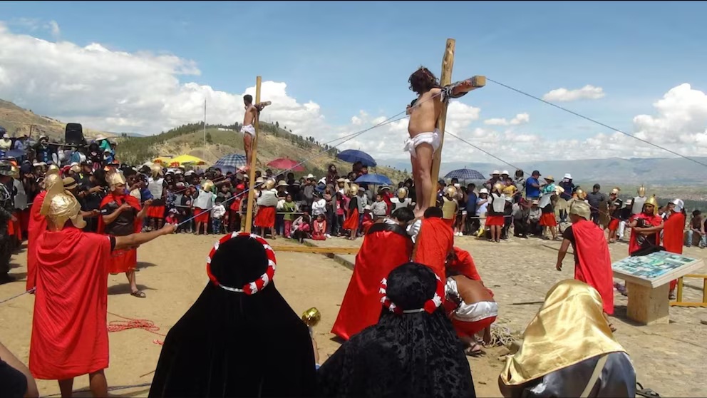 La Semana Santa en Huancavelica es una manifestación cultural y religiosa, donde los residentes se visten con trajes tradicionales, y la música local acompaña el paso solemne de las procesiones religiosas. (Andina)