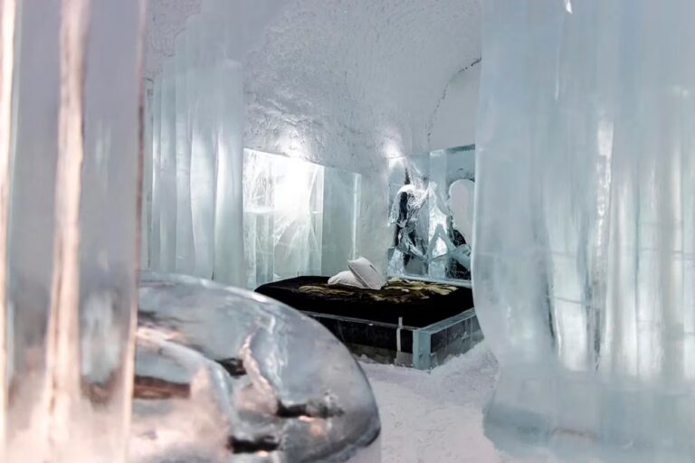 El arte y el hielo se fusionan en el Icehotel de Suecia, donde cada habitación es una obra efímera creada por artistas internacionales.