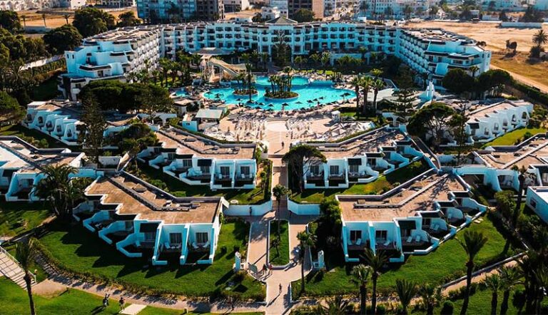 MELIÁ IMPULSA SU EXPANSIÓN EN EL MEDITERRÁNEO CON UNA AMBICIOSA APUESTA HOTELERA EN TÚNEZ Meliá desembarca en Túnez con cinco hoteles y un plan de 3.000 habitaciones.