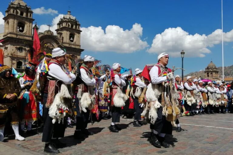 Los Ukukus o Pablitos eligos desempeñan un papel importante en la festividad, ascendiendo a las cumbres del Colque Punko para realizar un ancestral ritual de agradecimiento. Foto: Andina.