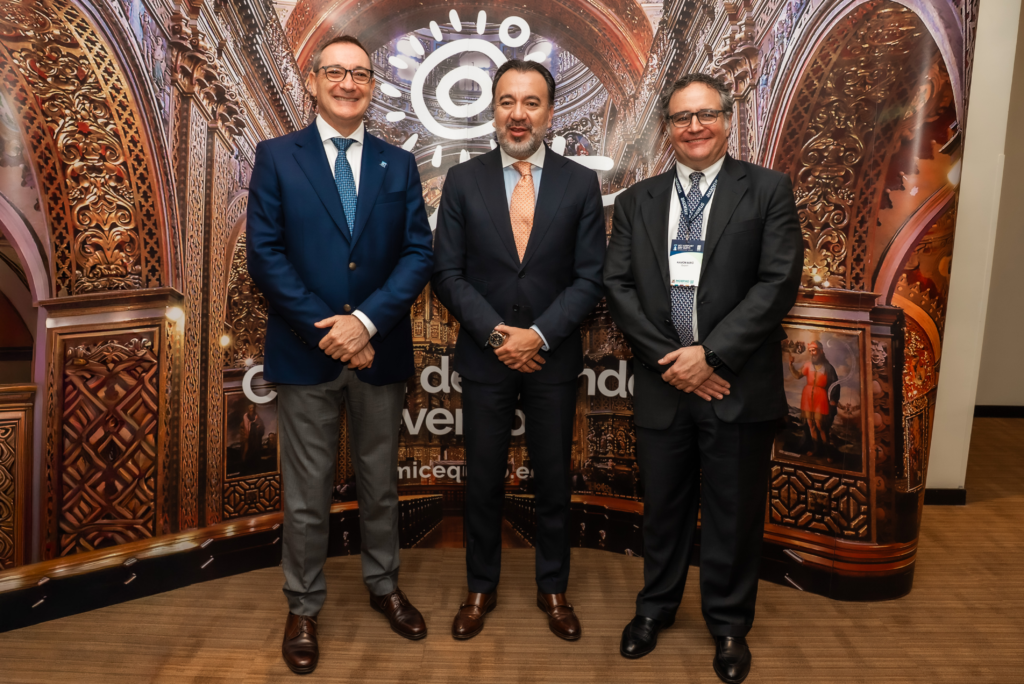 Desde izq. Rafael Echevarne, director general de ACI para América Latina y el Caribe; Pabel Muñoz, alcalde de Quito y Ramón Miró, presidente y director general de Quiport.
