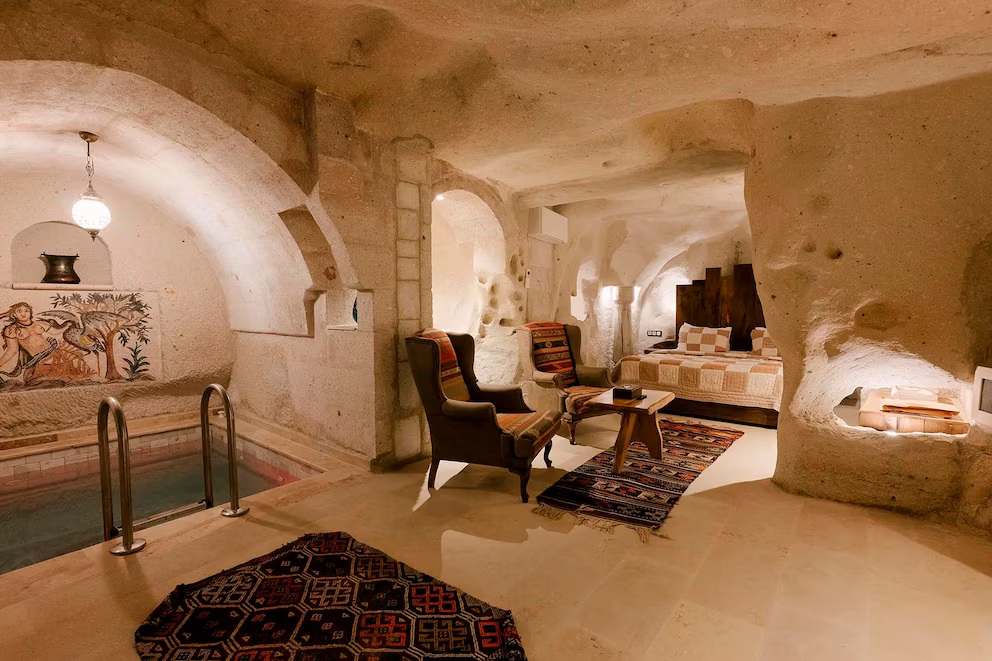 Dormir en las cuevas volcánicas de Cappadocia Cave Suites permite experimentar la historia y la arquitectura única de Turquía en un entorno natural incomparable.