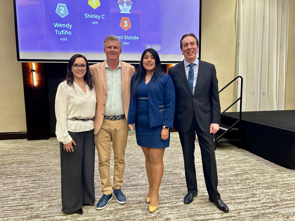 Como parte de la capacitación los agentes de viajes participaron en una dinámica para ganarse un premio otorgado por Europamundo.