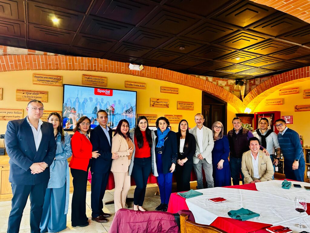 Mayoristas de turismo invitados al almuerzo de capacitación organizado por la mayorista de turismo Senda Viajes en colaboración con Special Tours.