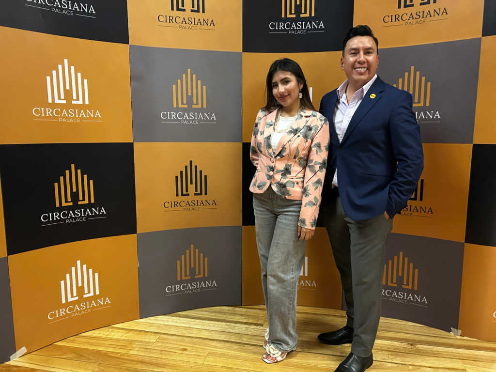 Desde izq. Monserrate Villamarín, administradora del Hotel Boutique Circasiana Palace; Christian Chandi, gerente comercial de la mayorista de turismo QUICK TRAVEL SERVICES.