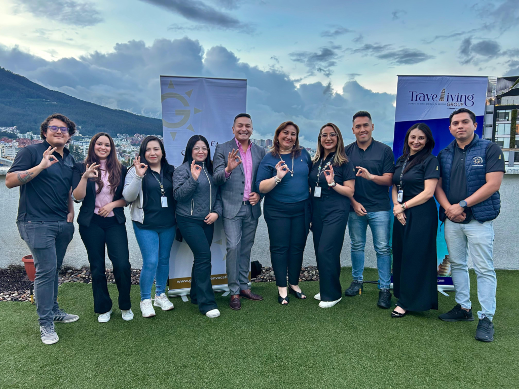 Equipo del Grupo Empresarial Golden Vacations, junto a Lady Serrano de Ocean Signature Resorts.