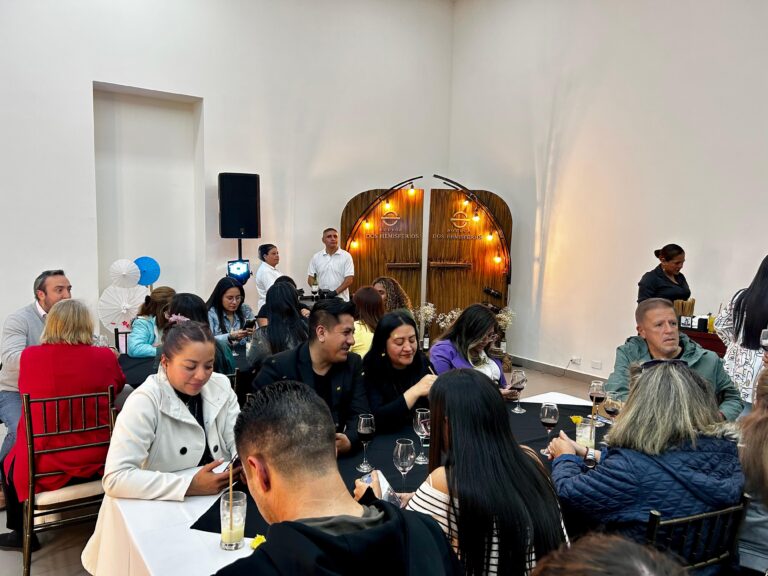 Como parte de la capacitación los agentes de viajes estuvieron en la inauguración de sus nuevas oficinas.