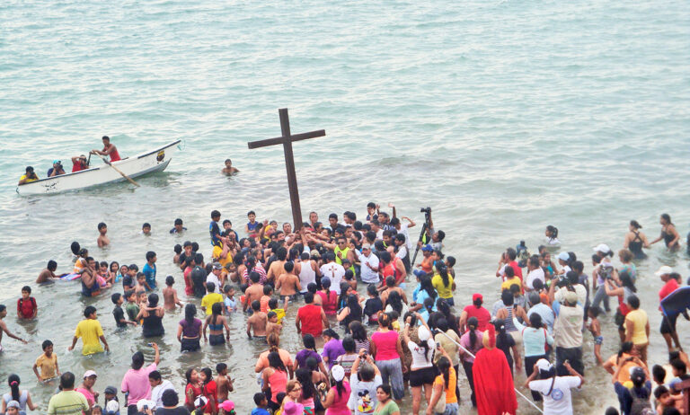 El “Baño de la Cruz” convoca a cientos de personas en la playa de Ballenita. | Foto: Ministerio de Turismo.