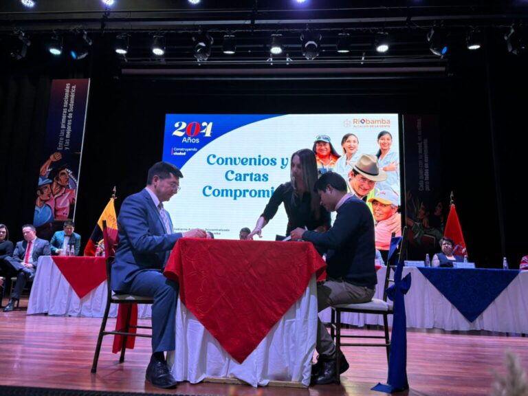 Firma de la Carta de Compromiso entre autoridades de Riobamba y Alausí. | Foto: Los Andes.