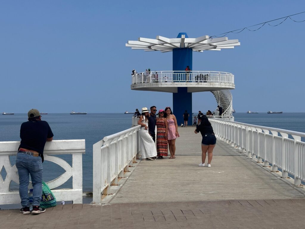 Viajeros realizan paseos en Ballenita. Foto: EL UNIVERSO.