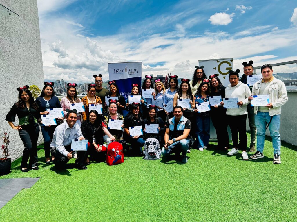 Los agentes de viajes recibieron un certificado como parte de su capacitación sobre los destinos.