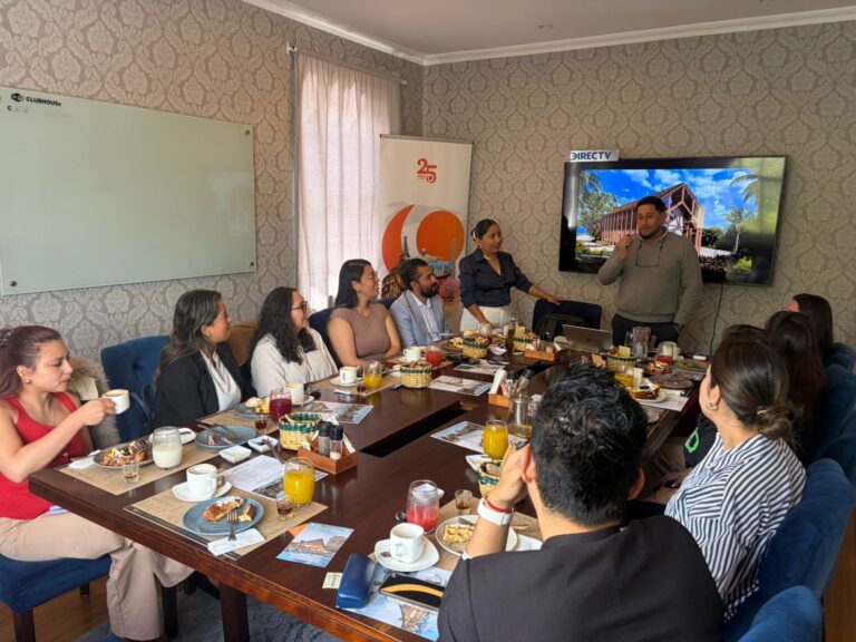 Agentes de viajes en el desayuno de capacitación organizado por la mayorista de turismo Sol y Luna. | Foto: Ximena Burbano / TransPort.