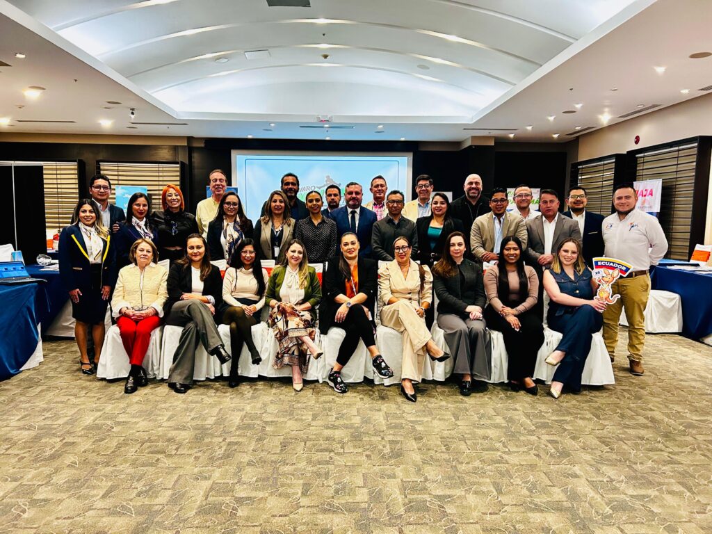 Expositores de la feria Maxidestinos 2026 en la ciudad de Quito. | Foto: Jhordy Robles / TransPort.