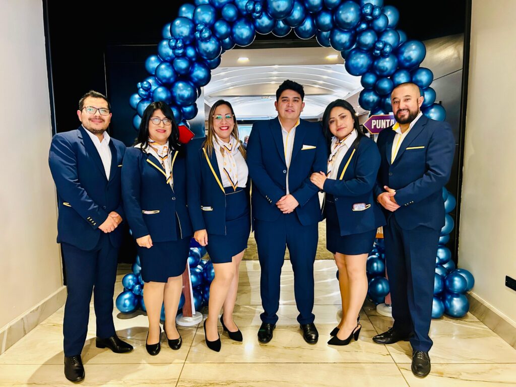 Parte del equipo de la mayorista de turismo Maxitravel. | Foto: Jhordy Robles / TransPort.