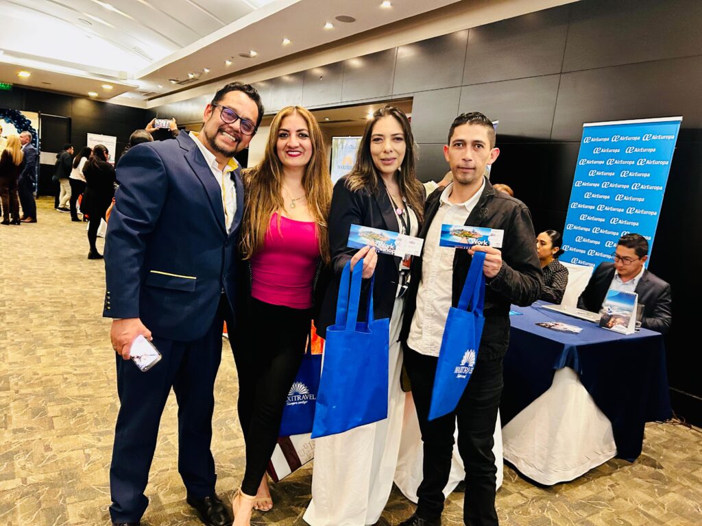 Agentes de viajes en el workshop de Maxitravel junto a Alejandro Molina de Maxitravel. | Foto: Jhordy Robles / TransPort.