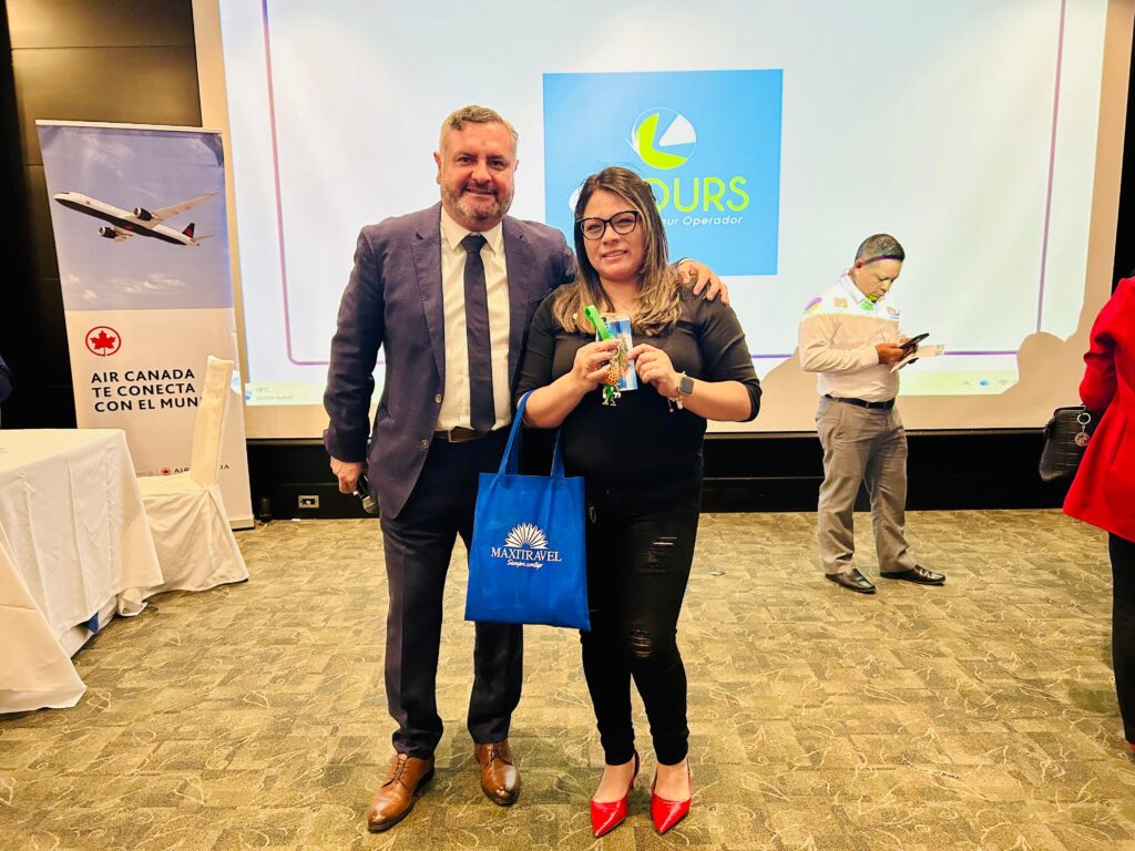 Durante la caravana la mayorista de turismo sorteó varios premios para los agentes de viajes que asistieron al workshop. | Foto: Jhordy Robles / TransPort.