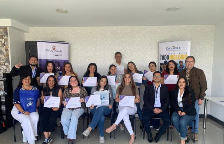 Los agentes de viajes que realizaron la capacitación recibieron un certificado por parte de los capacitadores. | Foto: Cortesía.