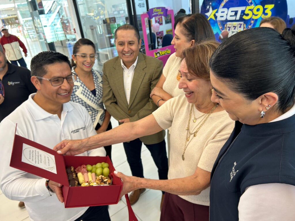 Durante la inauguración los representantes de la agencia Metropolitan Touring Amazonas recibieron un reconocimiento por parte de los representantes de la marca. | Foto: Jhordy Robles / TransPort.