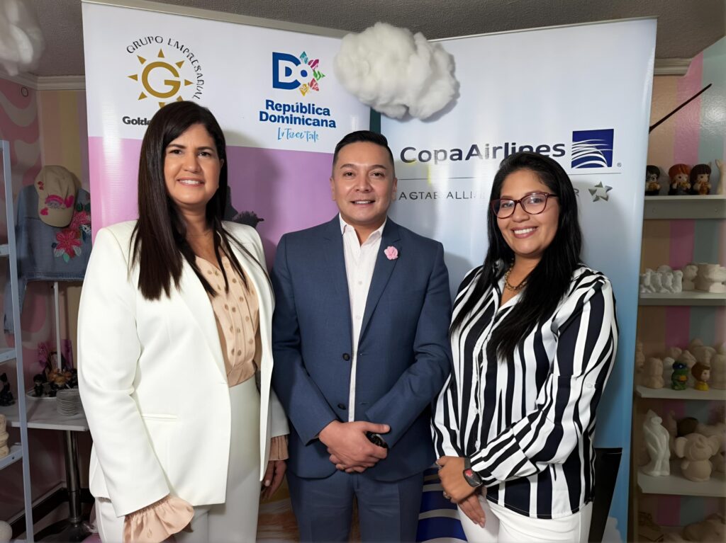 Desde izq. Miguelina Ruiz, directora para Colombia, Ecuador, Venezuela y Centroamérica del Ministerio de Turismo de República Dominicana; Paul Arias, gerente general del Grupo Empresarial Golden Vacations y Katty Arellano, ejecutiva de ventas de Copa Airlines. | Foto: Jhordy Robles / TransPort.