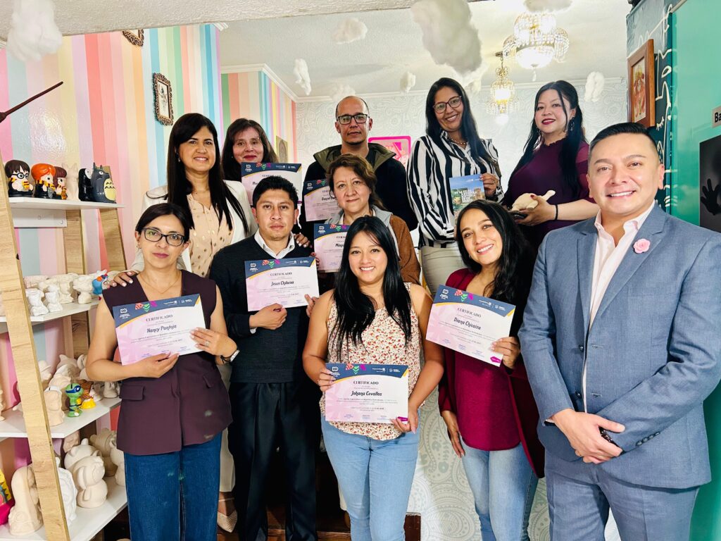 Los asistentes recibieron por parte de los expositores un certificado. | Foto: Jhordy Robles / TransPort.