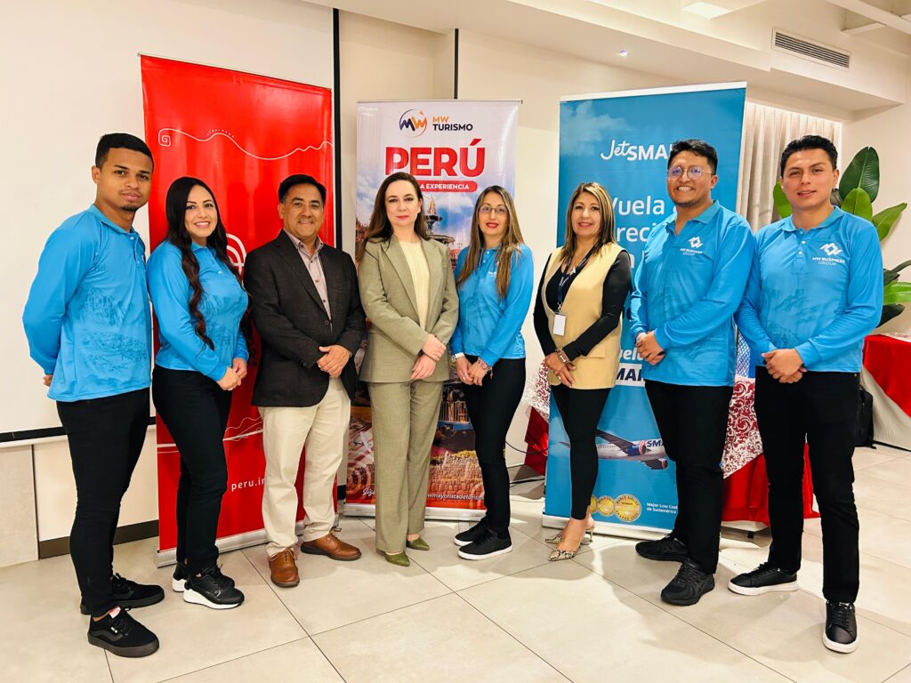 Equipo de la mayorista MW Turismo juntos a los representantes de Jet Samart, Promperú y Viajes Pacífico. | Foto: Jhordy Robles / TransPort.