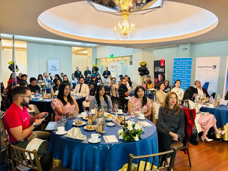 Los agentes de viaje recibieron muy entusiasmados el lanzamiento de la nueva revista "ÁUREA". | Foto: Jhordy Robles / TransPort.