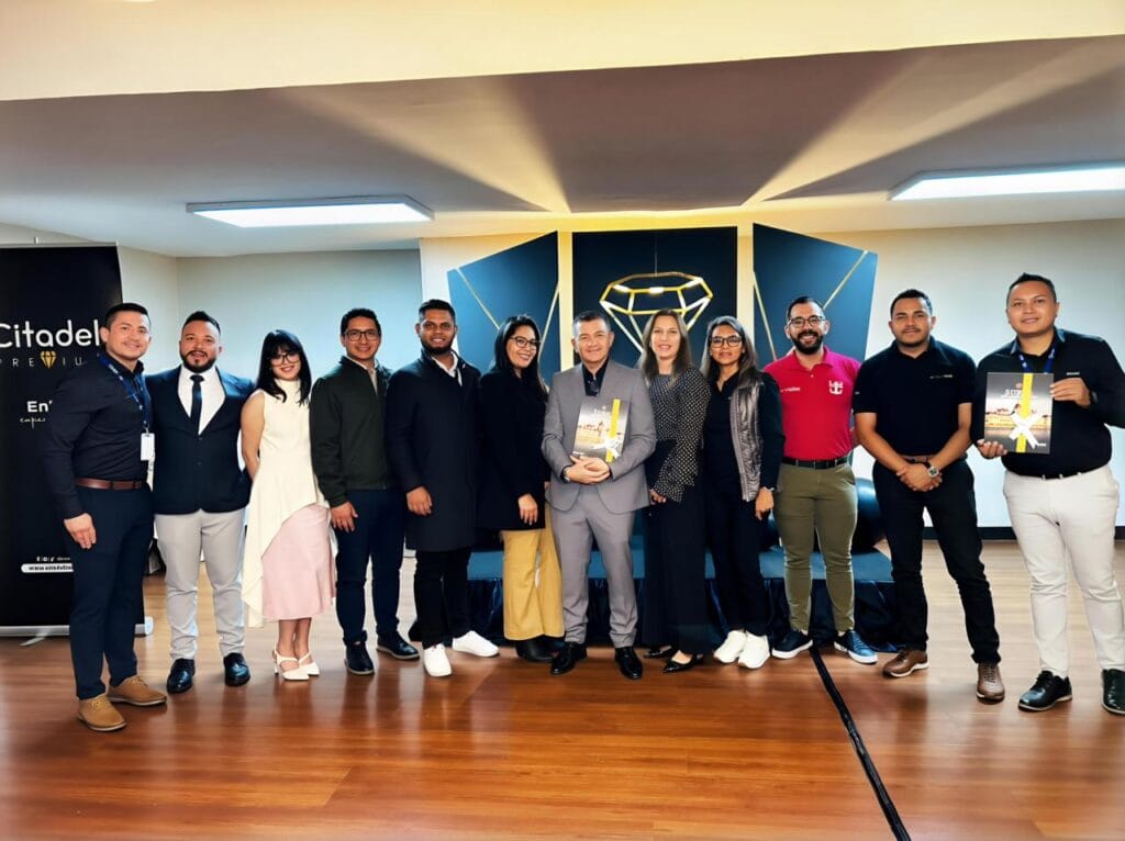 Aliados estratégicos de la mayorista de turismo Citadel junto al equipo de la mayorista. | Foto: Jhordy Robles / TransPort.