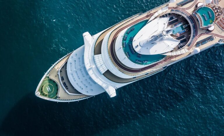 El sector de los cruceros enfrenta una nueva presión económica debido al incremento global en los precios del petróleo, derivado del conflicto en Oriente Medio.